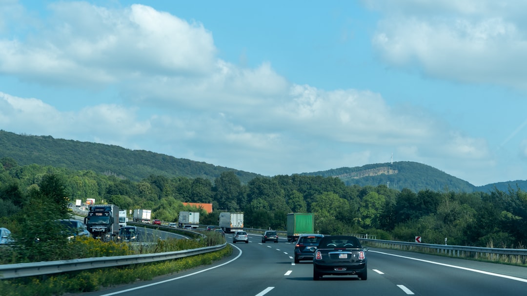 Warum E-Autos auf der Autobahn so viel mehr verbrauchen als erwartet